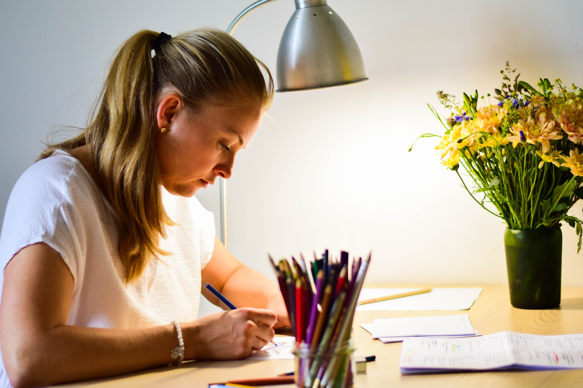 Johanka pracuje na ilustracích pro karty
